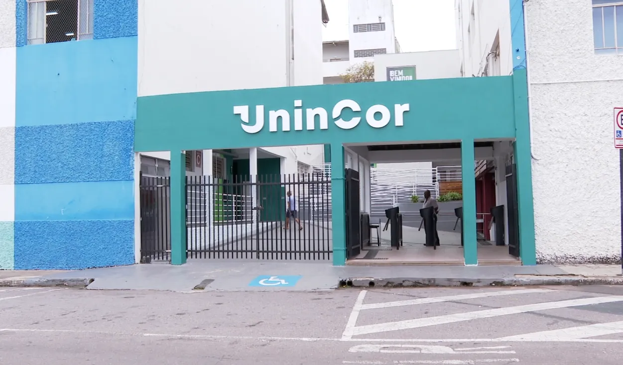 Edifício principal da Unincor em Três Corações com alunos