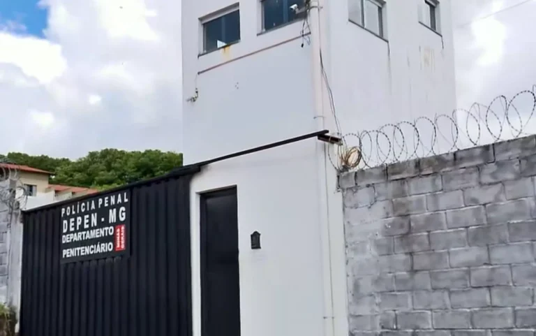 Médico e enfermeiro prestando atendimento no presídio de Varginha