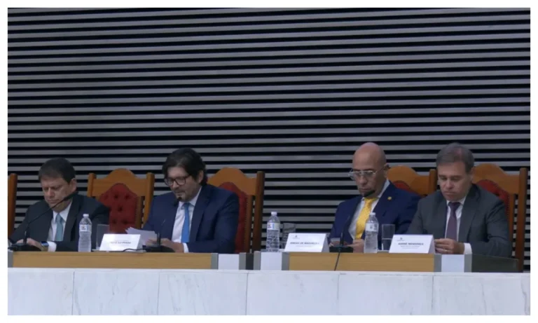 André Mendonça recebe Colar de Honra ao Mérito na Alesp com Tarcísio de Freitas e Ricardo Nunes