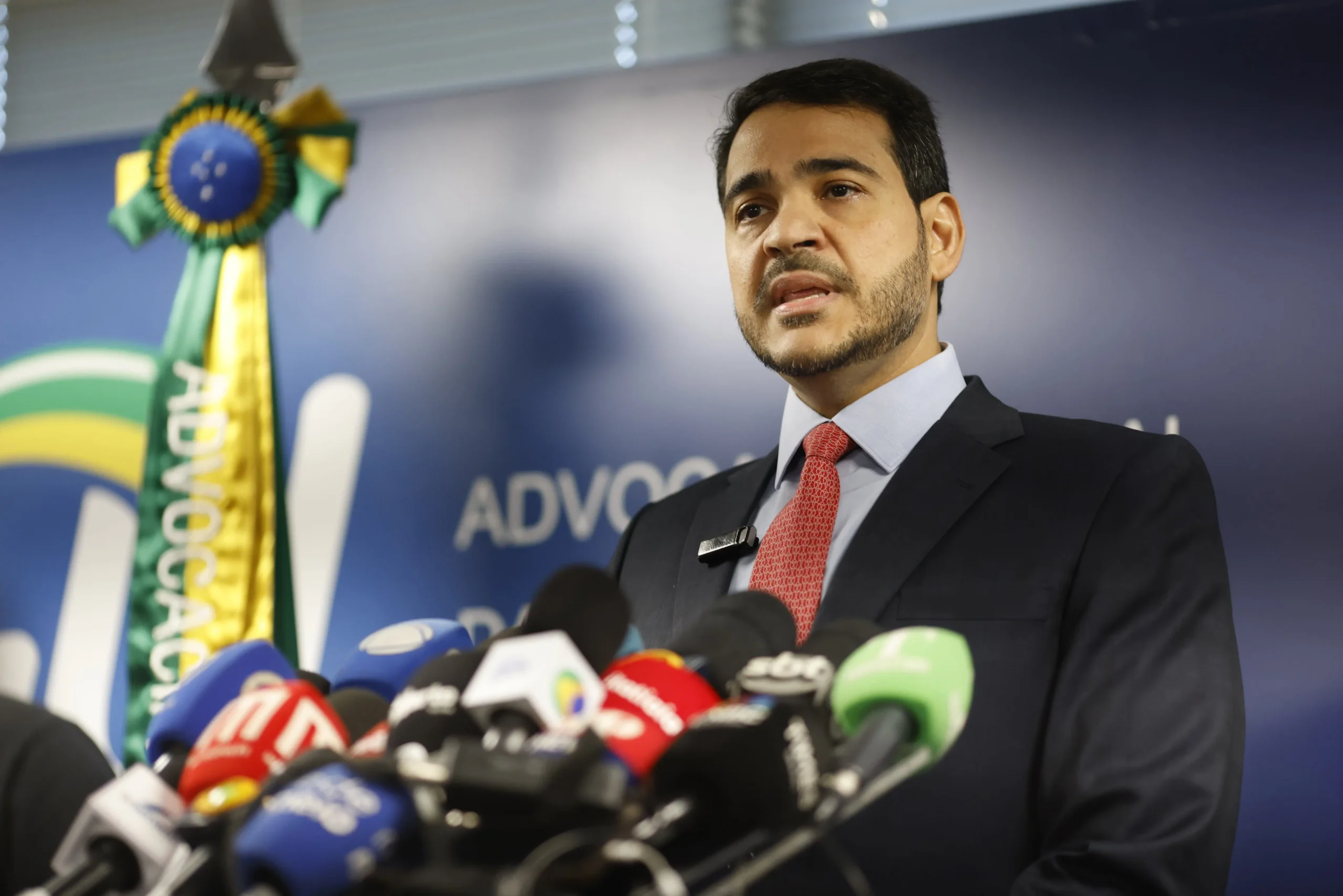 Jorge Messias, Advogado-Geral da União, em destaque, aguardando sabatina no Senado