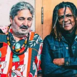 Moacyr Luz e Gabriel Moura juntos, com violões, em estúdio, divulgando o álbum Moa + Moura