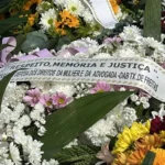 Pessoas reunidas em cemitério durante o enterro da modelo Ana Luiza Mateus.