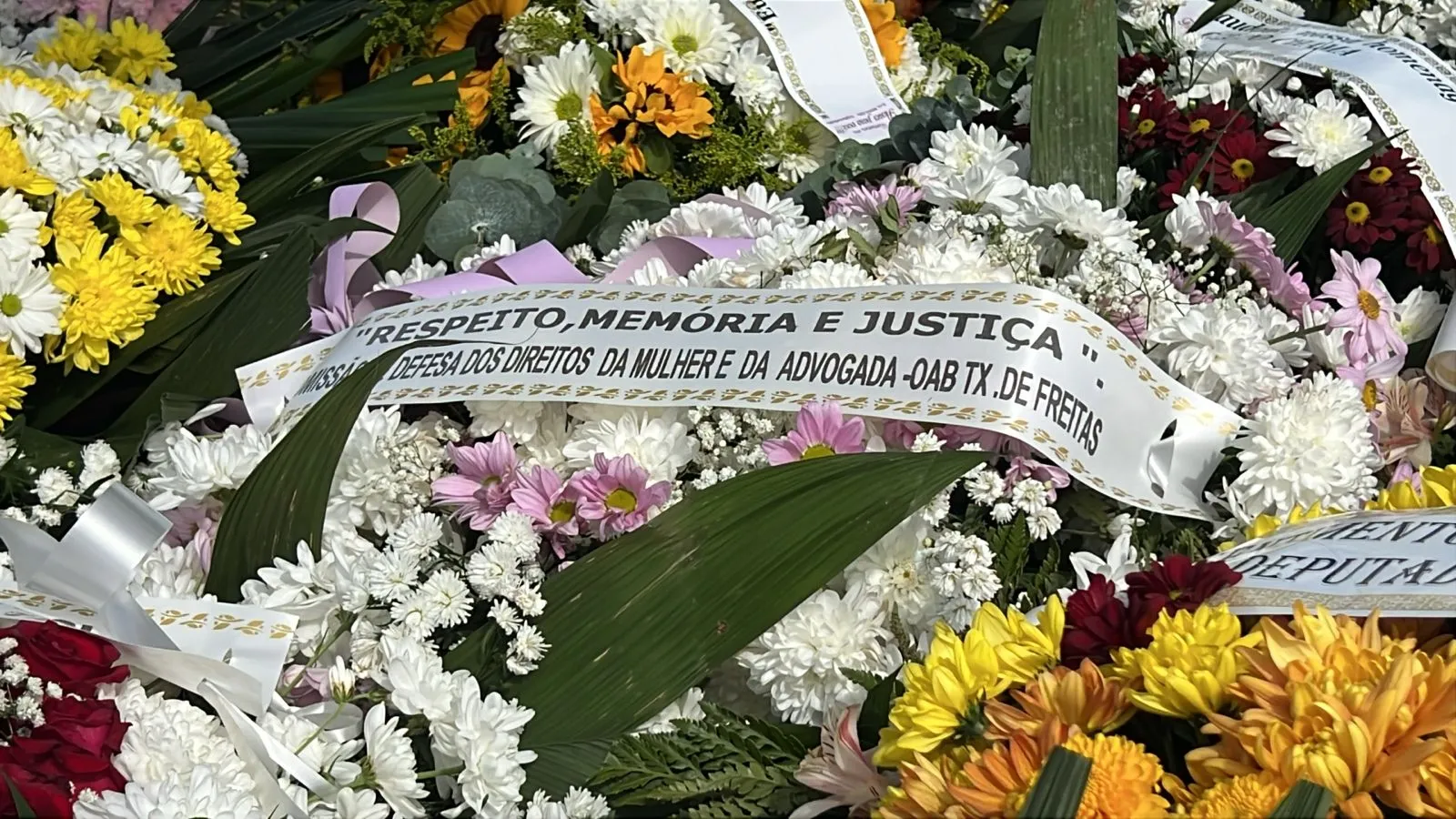 Pessoas reunidas em cemitério durante o enterro da modelo Ana Luiza Mateus.