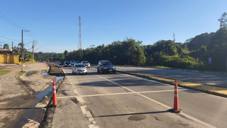 Rodovia Mogi-Bertioga com trânsito lento na Sexta-feira Santa