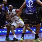 Jogadores do Mogi Basquete em quadra durante partida das oitavas do NBB contra o São José, buscando a classificação.