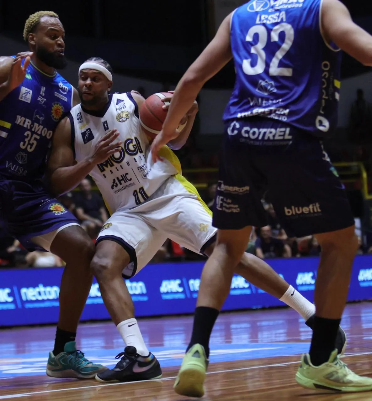 Jogadores do Mogi Basquete em quadra durante partida das oitavas do NBB contra o São José, buscando a classificação.