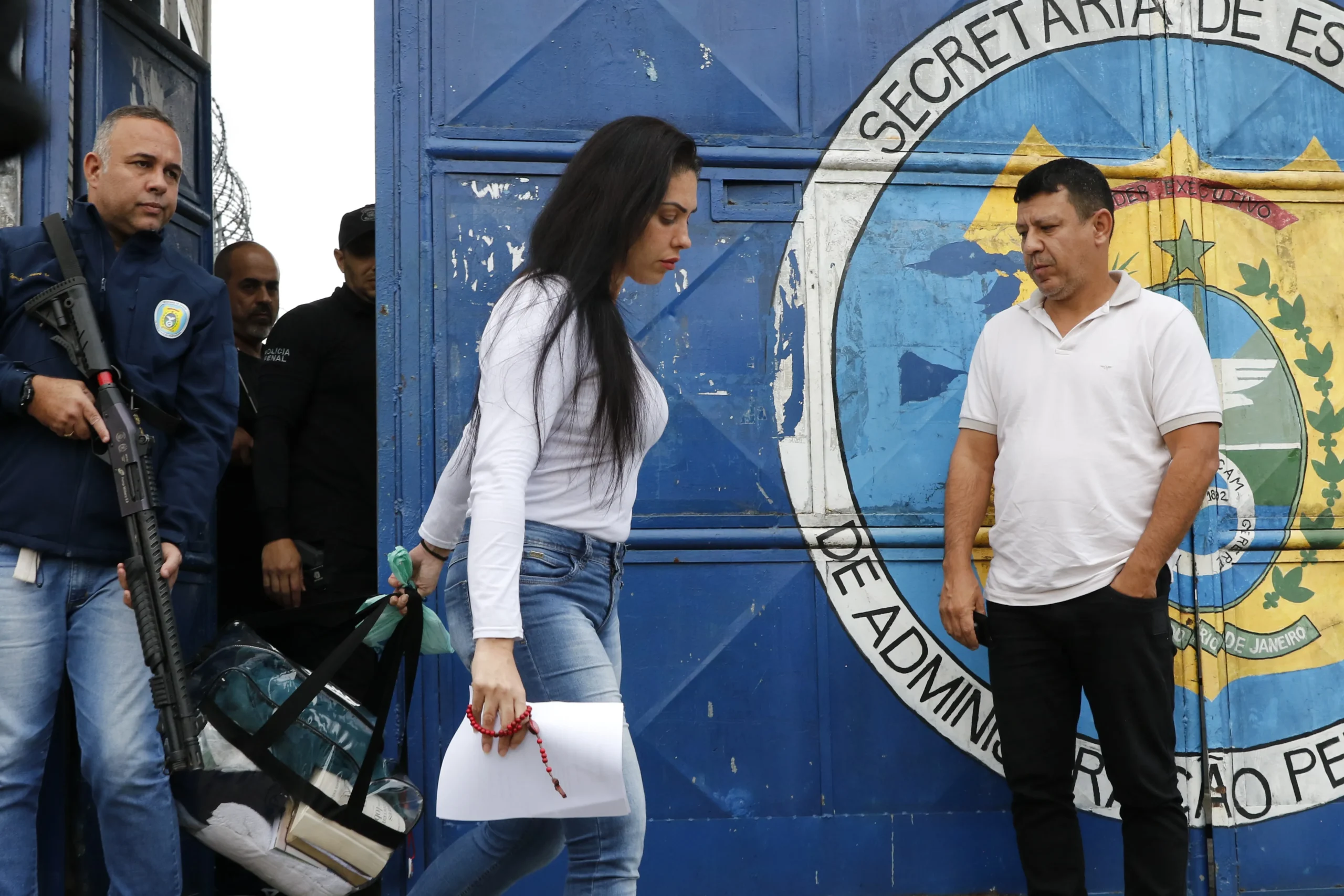 Monique Medeiros se entregando à polícia