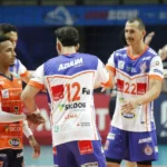 Jogadores de vôlei de Monte Carmelo e Campinas em ação durante os playoffs da Superliga Masculina