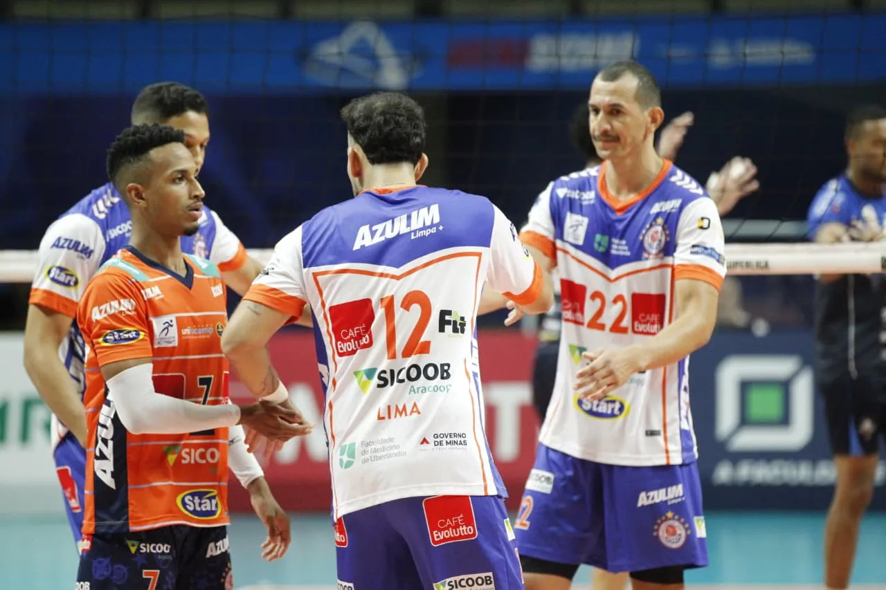 Jogadores de vôlei de Monte Carmelo e Campinas em ação durante os playoffs da Superliga Masculina