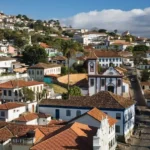 Vista panorâmica de Diamantina, Minas Gerais, com casas coloniais e paisagem montanhosa.
