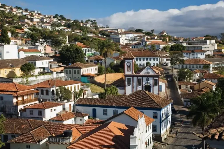 Vista panorâmica de Diamantina, Minas Gerais, com casas coloniais e paisagem montanhosa.
