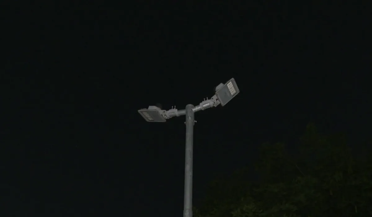 Rua escura em Piracicaba, falta de iluminação pública, postes apagados, insegurança à noite.