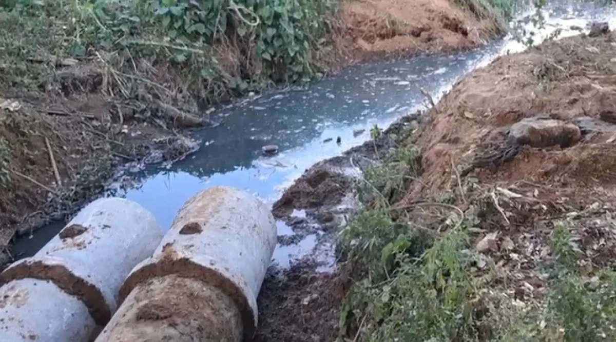 Esgoto aberto em rua de Itaperuna com obra inacabada e resíduos