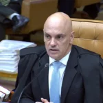 Martelo de juiz e documentos legais que representam a decisão do STF sobre o compartilhamento de dados do Coaf.