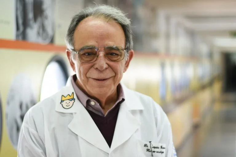 Foto de Eurípides Ferreira, médico pioneiro no transplante de medula óssea, sorrindo gentilmente.