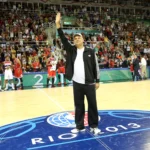 Oscar Schmidt, jogador de basquete brasileiro, em uniforme, segurando uma bola.