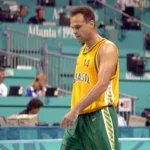 Oscar Schmidt arremessando em jogo pela seleção brasileira de basquete