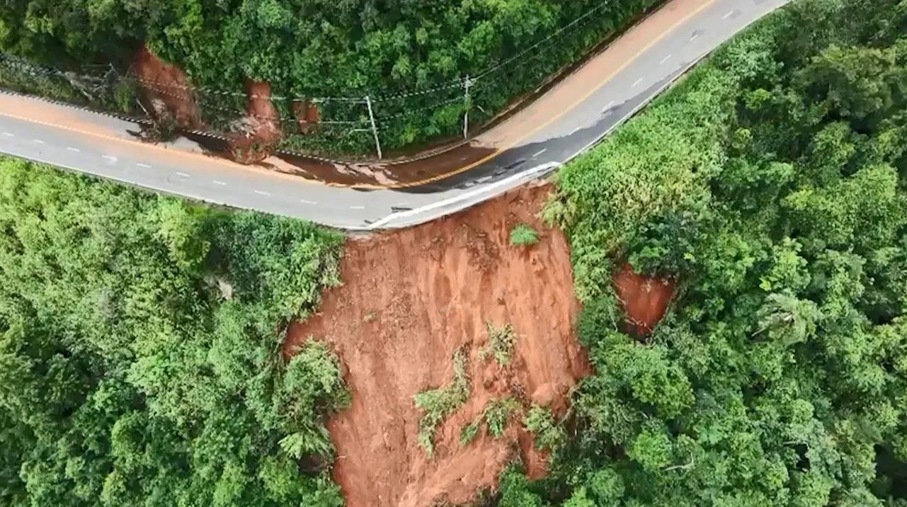 Casas em encosta de Juiz de Fora após chuvas fortes