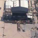 Palco de show em construção em Copacabana com área isolada pela polícia após acidente