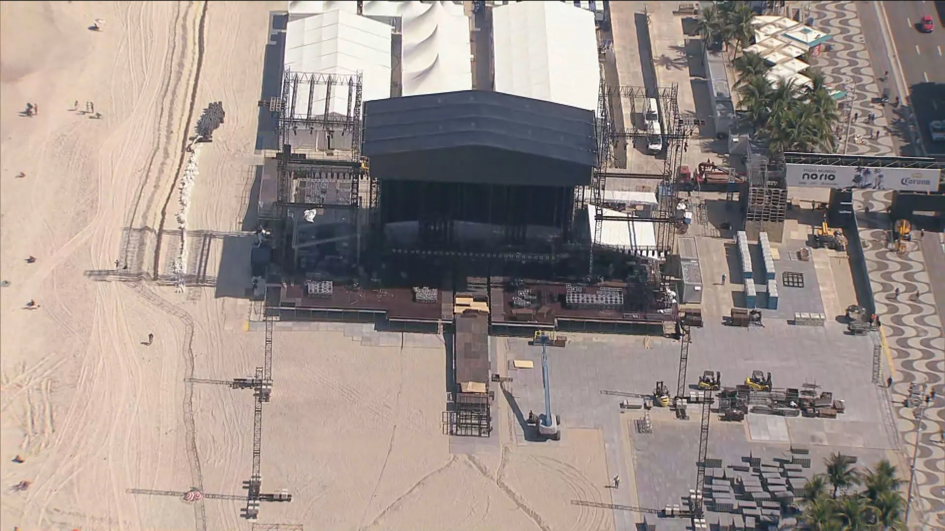 Palco de show em construção em Copacabana com área isolada pela polícia após acidente