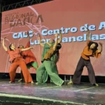 Dançarinos performando diferentes estilos na Mostra Regional de Dança de Arraial do Cabo