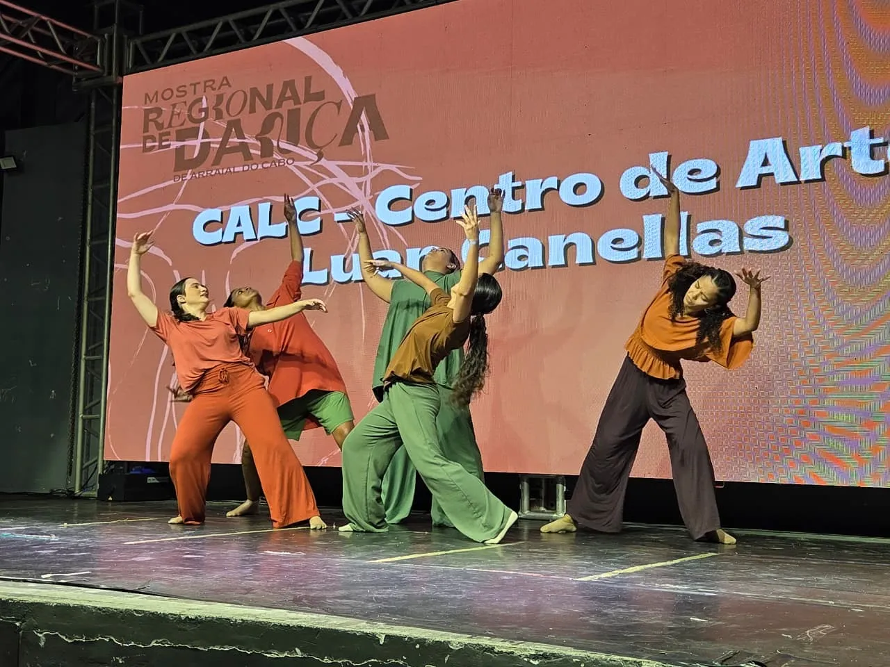 Dançarinos performando diferentes estilos na Mostra Regional de Dança de Arraial do Cabo