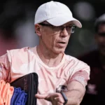 Técnico Fernando Tonet comemora com jogadores do Moto Club após vitória