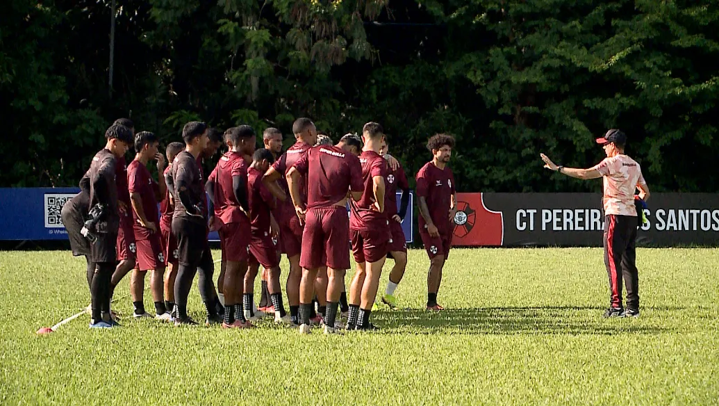 Time do Moto Club treinando, com jogadores lesionados em tratamento