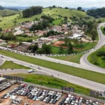 Grupo de motociclistas na Moto Romaria com escolta em rodovia mineira