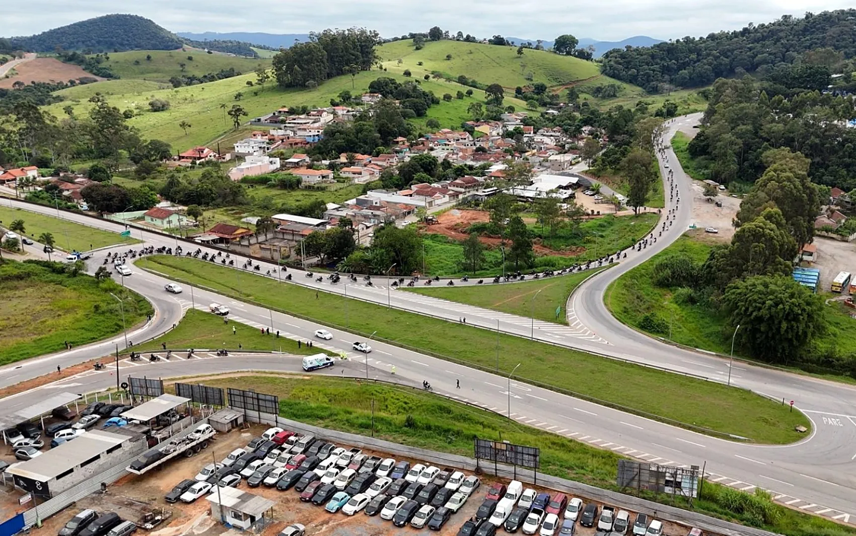 Grupo de motociclistas na Moto Romaria com escolta em rodovia mineira