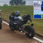 Policiais rodoviários abordam motociclistas em rodovia paulista