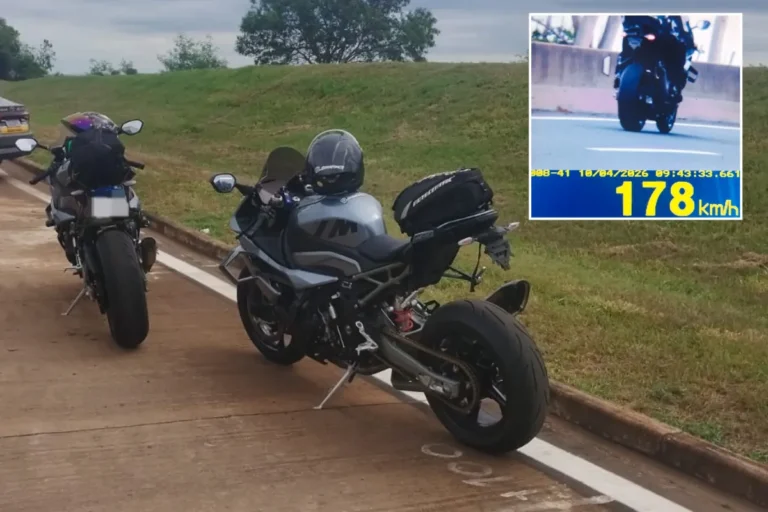 Policiais rodoviários abordam motociclistas em rodovia paulista
