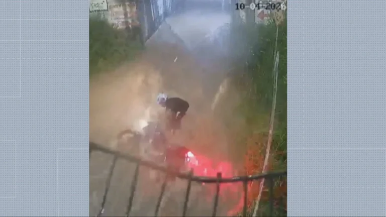 Motociclista em Betim sendo levado por correnteza de água em túnel alagado