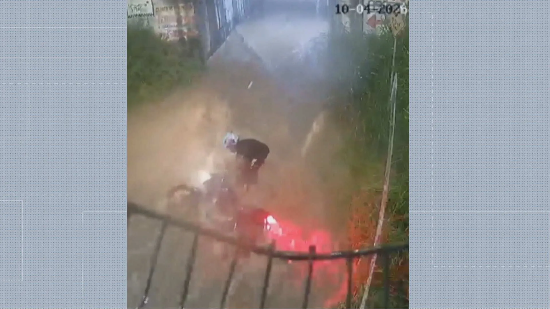 Motociclista em Betim sendo levado por correnteza de água em túnel alagado