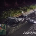 Motocicleta caída na SP-225 após acidente fatal