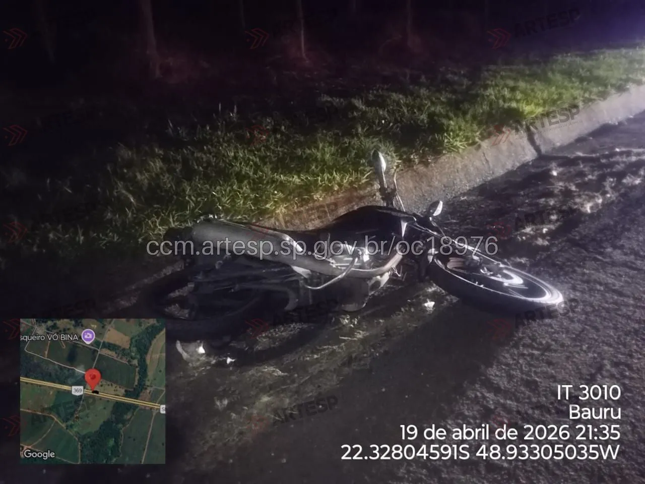 Motocicleta caída na SP-225 após acidente fatal