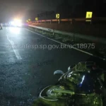 Acidente de moto na Rodovia Marechal Rondon em Tietê com bitrem e equipes de emergência