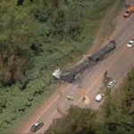 Acidente BR-040 Itabirito, carreta pegando fogo, motociclista, equipes de emergência