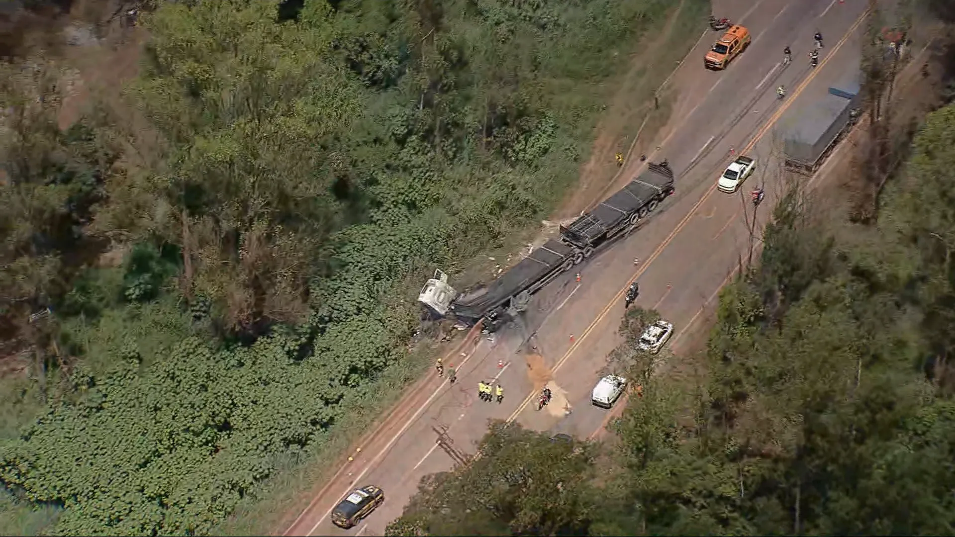 Acidente BR-040 Itabirito, carreta pegando fogo, motociclista, equipes de emergência