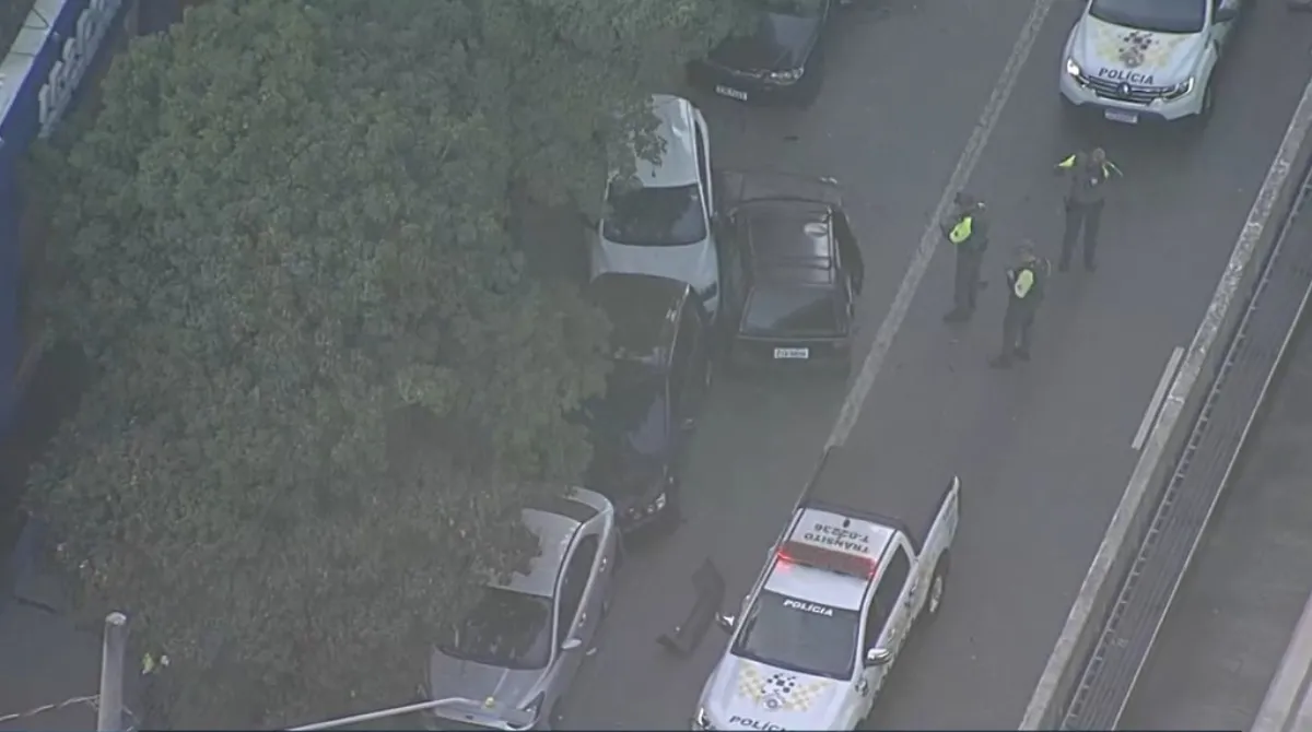 Acidente de carro na Zona Leste com motorista que bate em carros e foge