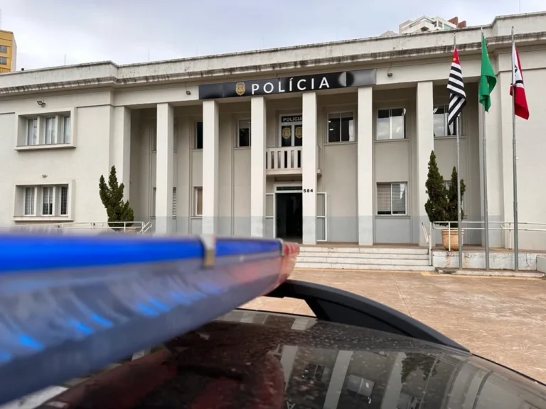 Carro acidentado, motorista bêbado, Araçatuba, rotatória, direção perigosa