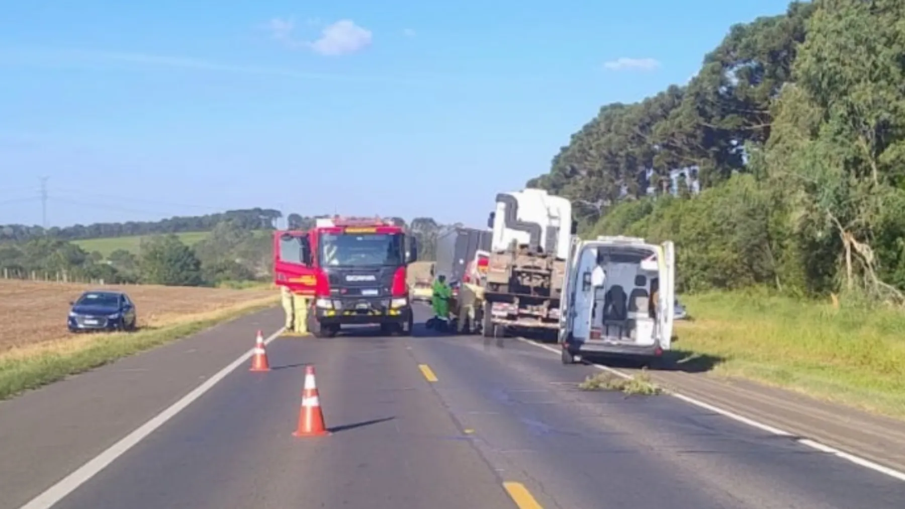 Caminhão-guincho acidentado na BR-373, motorista resgatado