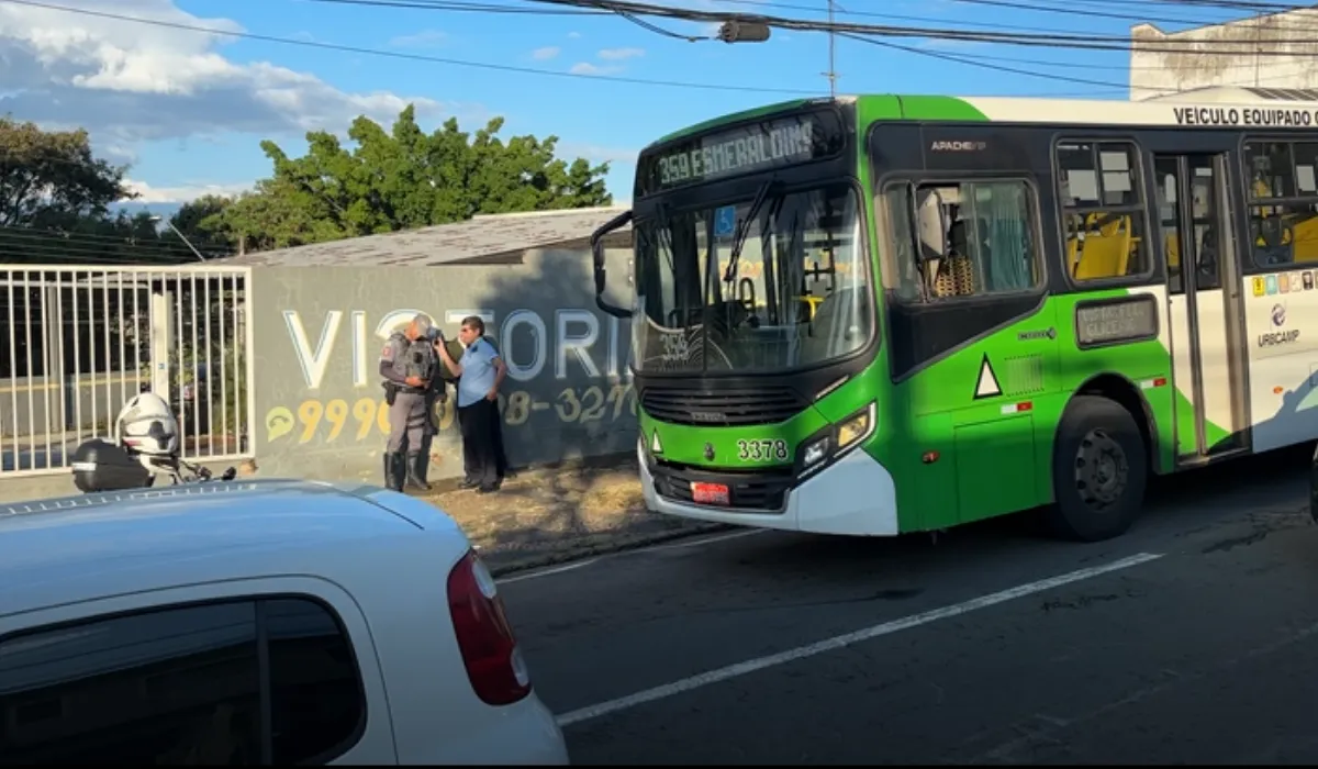 Ônibus e carro após agressão no trânsito em Campinas