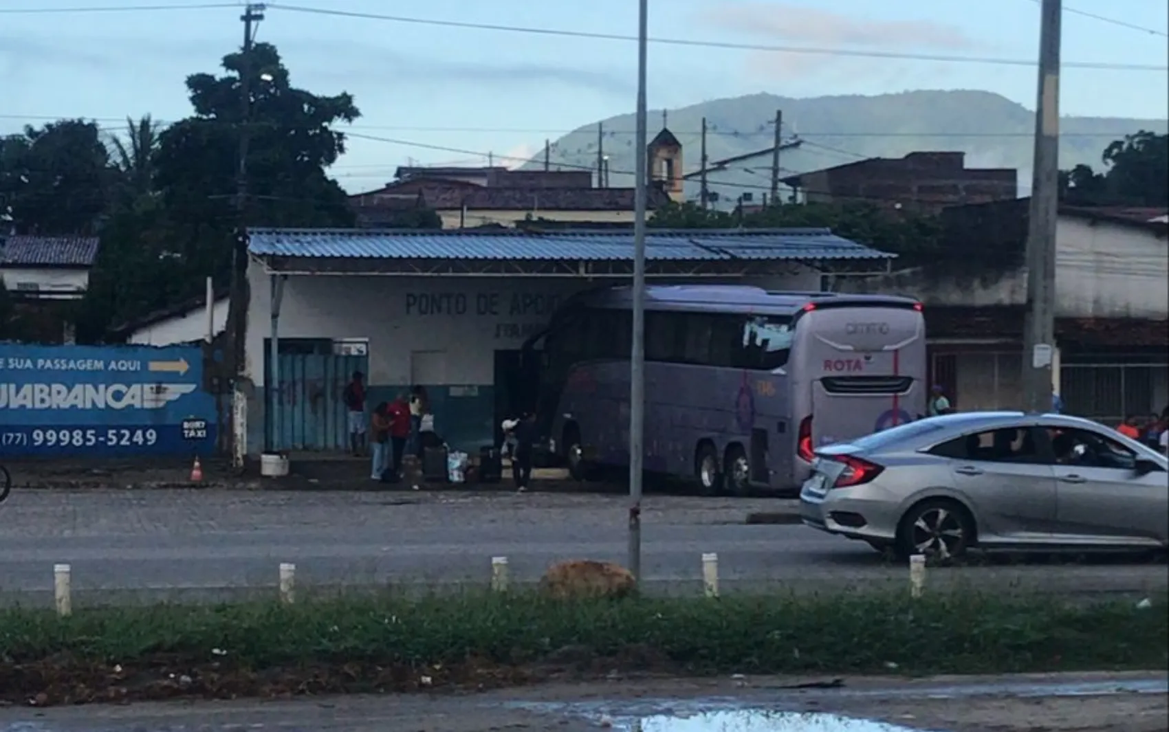 Acidente de ônibus em Itambé, rodoviária invadida, vítimas, motorista foragido, Bahia