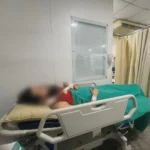 Carro de aplicativo em rua noturna com luzes da cidade, simbolizando risco para motorista agredido em São Gonçalo.