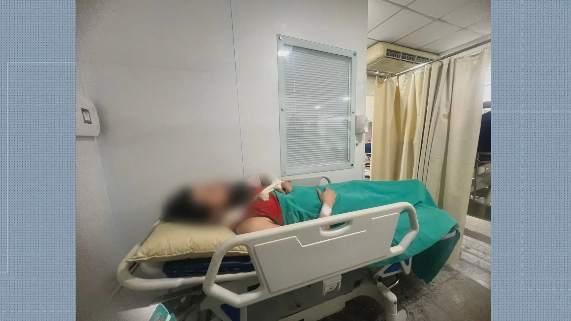 Carro de aplicativo em rua noturna com luzes da cidade, simbolizando risco para motorista agredido em São Gonçalo.