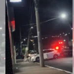 Poste danificado e pendurado em Bauru após motorista fugir de acidente