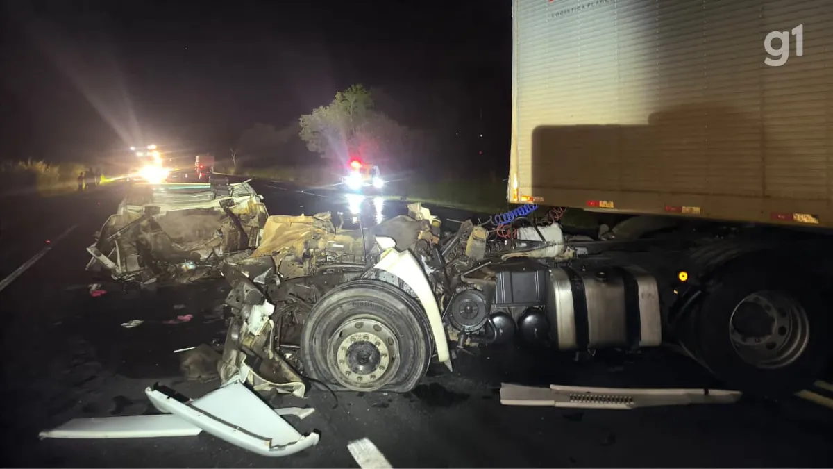 Acidente fatal entre caminhões na MGC-135 em Joaquim Felício com equipes de emergência