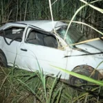 Carro capotado em estrada rural de Leme com luzes da polícia