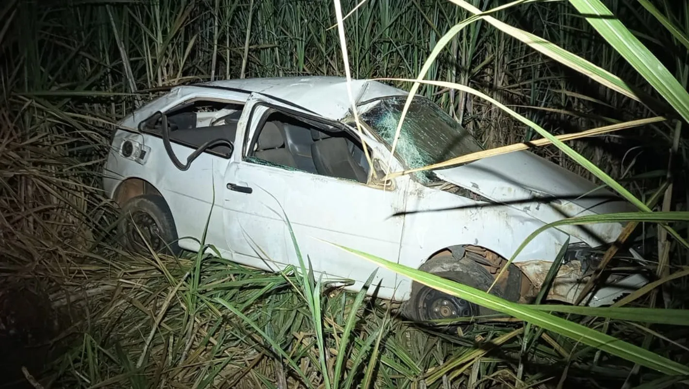 Carro capotado em estrada rural de Leme com luzes da polícia